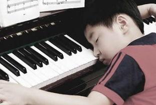 小孩躺钢琴搞笑,萌态百出笑翻天