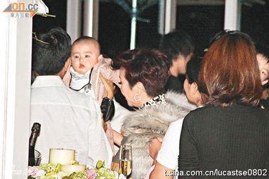 谢霆锋一家四口照片,幸福生活甜蜜满溢